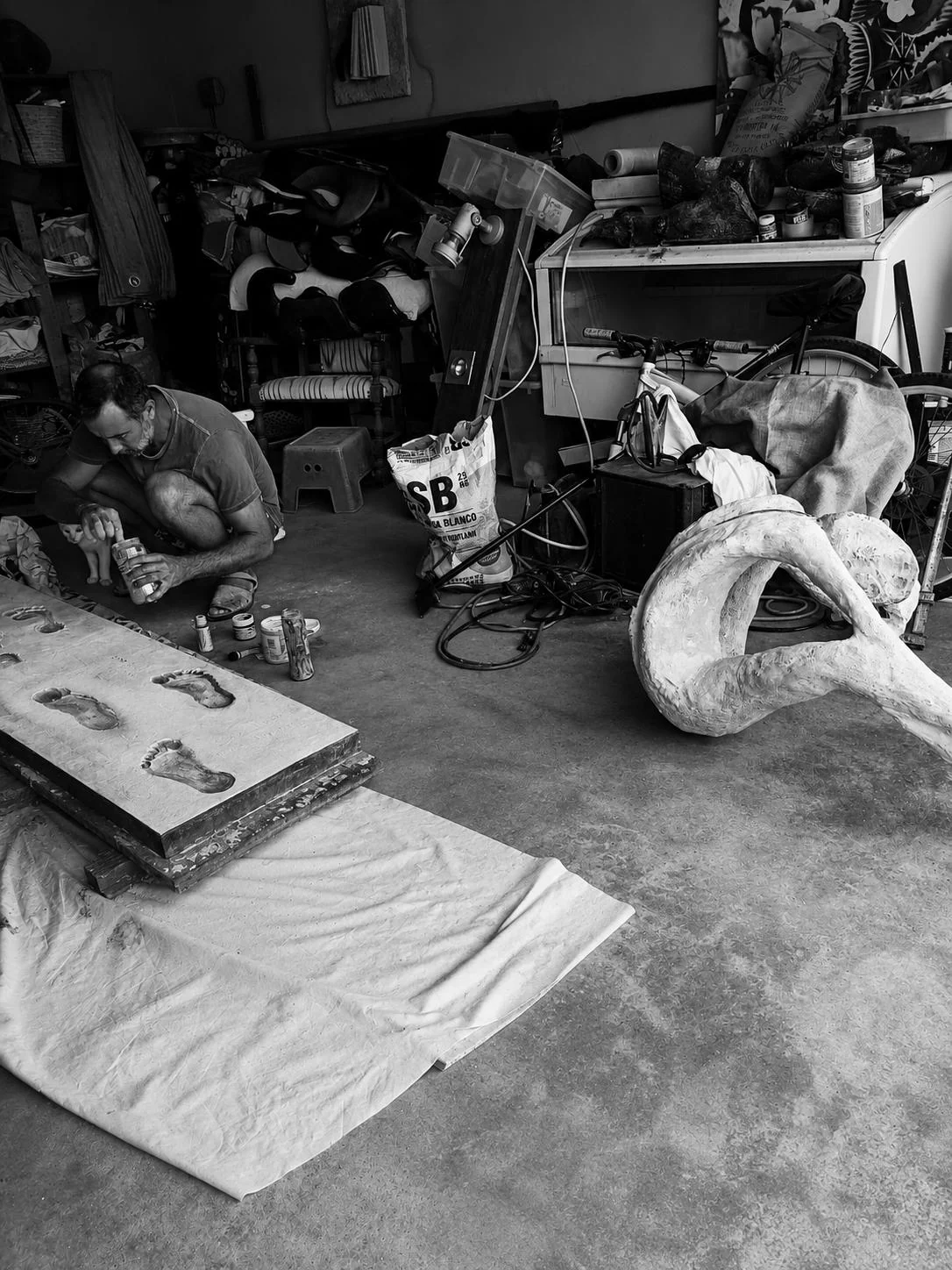 Xisco Amer al taller treballant una escultura